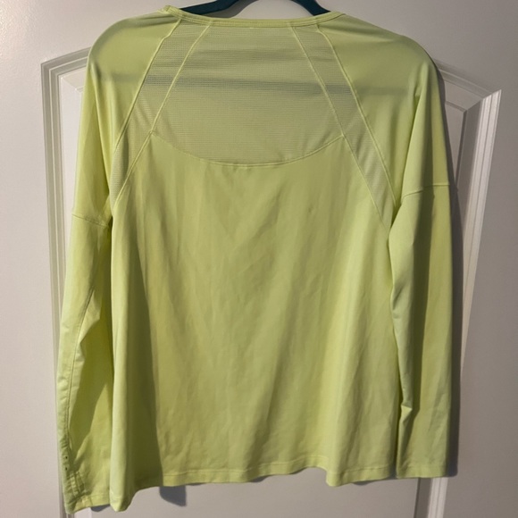 Under Armour size small (fits more like a mediumlarge though) yellow long sleeve - Picture 3 of 5